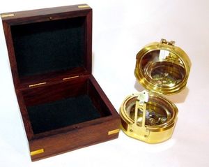 Giftdeco Mosiężny kompas Brunton w pudełku drewnianym 1