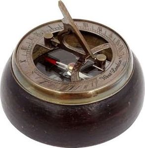 Giftdeco Mosiężny kompas i zegar słoneczny na podstawie drewnianej 1