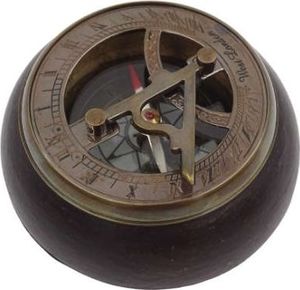 Giftdeco Mosiężny kompas i zegar słoneczny na podstawie drewnianej 2