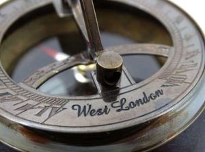 Giftdeco Mosiężny kompas i zegar słoneczny na podstawie drewnianej 4