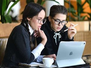 Etui na tablet Spigen Spigen Etui na tablet Ultra Hybrid Pro do Apple iPad Air 4 2020 Sky Blue uniwersalny 8