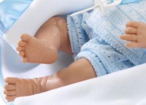 Muecas Guca Lalka hiszpańska bobas dla dzieci Samuel z białym materacykiem – 38 cm (MG571) 2