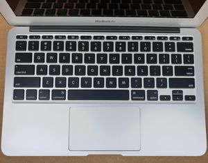 Laptop Apple Laptop Apple Macbook Air A1465 i5 - 3 generacji / 4GB / 128GB SSD / 11,6 HD / 2012 / Klasa A- / VM 5
