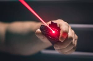 Latarka Nebo NEBO Latarka z power bankiem i laserem Slim+ 700 lumenów 4