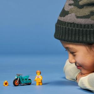 LEGO City Motocykl kaskaderski z kurczakiem (60310) 3