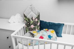 Sensillo ROŻEK VELVET CZARNY KWIATY 75x75 5