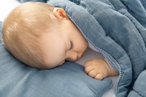 Sensillo KOMPLET DO ŁÓŻECZKA DZIERGANY Z MUŚLINĄ NIEBIESKI 12