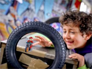 LEGO City Ognisty motocykl kaskaderski (60311) 3