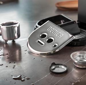 Ekspres ciśnieniowy DeLonghi Dedica EC 685.BK 9