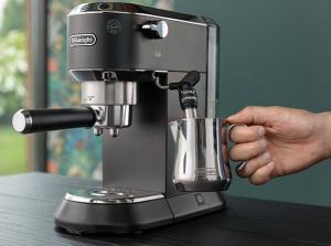 Ekspres ciśnieniowy DeLonghi Dedica EC 685.BK 10