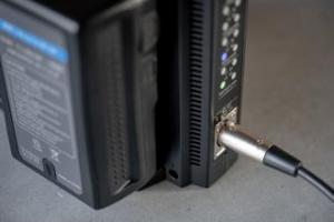 Ładowarka do aparatu Newell Ładowarka czterokanałowa Newell BP-4CH do akumulatorów V-mount 12