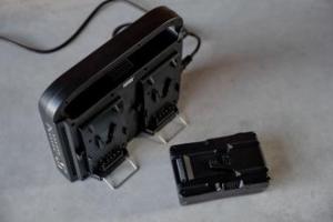 Ładowarka do aparatu Newell Ładowarka czterokanałowa Newell BP-4CH do akumulatorów V-mount 13