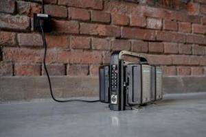 Ładowarka do aparatu Newell Ładowarka czterokanałowa Newell BP-4CH do akumulatorów V-mount 9