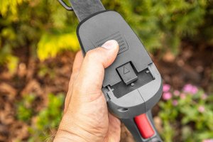 Graphite Nożyce akumulatorowe 58GE119 20 cm + akumulator 4 Ah z ładowarką 58GE132 14