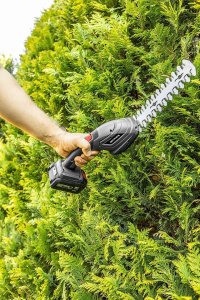 Graphite Nożyce akumulatorowe 58GE119 20 cm + akumulator 4 Ah z ładowarką 58GE132 4