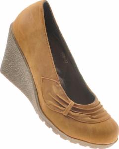 Pantofelek24 Czółenka damskie na koturnie w kolorze camel /E2-2 7517 S200/ 38 1