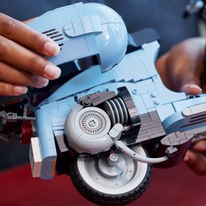 LEGO Icons Vespa 125 (10298) 4