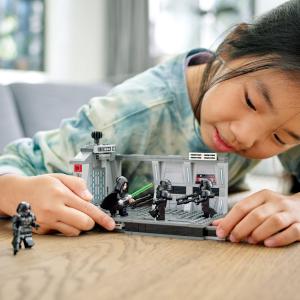 LEGO Star Wars Atak mrocznych szturmowców (75324) 3