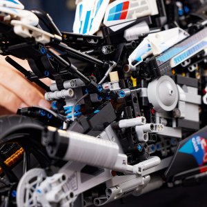 LEGO Technic BMW M 1000 RR (42130) 9