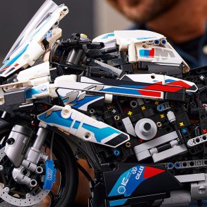 LEGO Technic BMW M 1000 RR (42130) 10