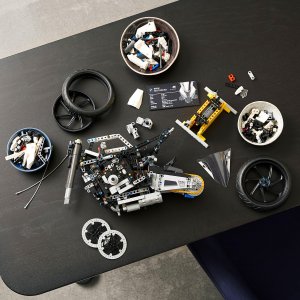 LEGO Technic BMW M 1000 RR (42130) 13