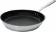 Patelnia Miele KMBP 2800-2 Patelnia Fiskars „All Steel“ (28 cm) ze stali nierdzewnej dla zapewnienia trwałości nawet w wysokich temperaturach. 1