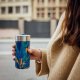 Quokka Quokka Boost Coffee Tumbler - Kubek termiczny ze stali nierdzewnej z zaparzaczem 400 ml (Blue Jungle) 2