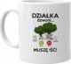 Koszulkowy Działka dzwoni, muszę iść - kubek na prezent 1