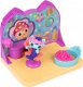 Figurka Spin Master Spin Master Gabby's Dollhouse Deluxe Room Playset - Wellness Room with Meerkat, Play Figure 2