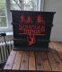 Półka na figurki Stranger Things Kinder Joy Display Stand czarna 5