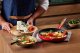Patelnia Selsey LE CREUSET Signature patelnia żeliwna drewniany uchwyt 26 cm czerwień 4