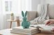 Dekoracja świąteczna Cotton World Nowoczesna dekoracja wielkanocna Ribbed Bunny with Egg figurka zajączka 3D - błękit 5