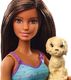 Mattel Barbie GDJ37 - zestaw do kąpieli dla psa, z lalką brunetką i trzema szczeniaczkami i akcesoriami, zabawki dla lalek od 3 lat 4