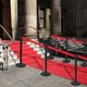 vidaXL Słupki odgradzające z taśmą, stal, czarne 1