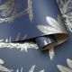 DUTCH WALLCOVERIN DUTCH WALLCOVERINGS Tapeta we wzór drzew tropikalnych, granat i srebro 4