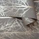 DUTCH WALLCOVERIN DUTCH WALLCOVERINGS Tapeta Rhea Trees, szarość i różowe złoto 3