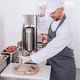 Royal Catering Nadziewarka napełniacz szpryca do kiełbas pionowa ręczna 5 l + 4 lejki Nadziewarka napełniacz szpryca do kiełbas pionowa ręczna 5 l + 4 lejki 4