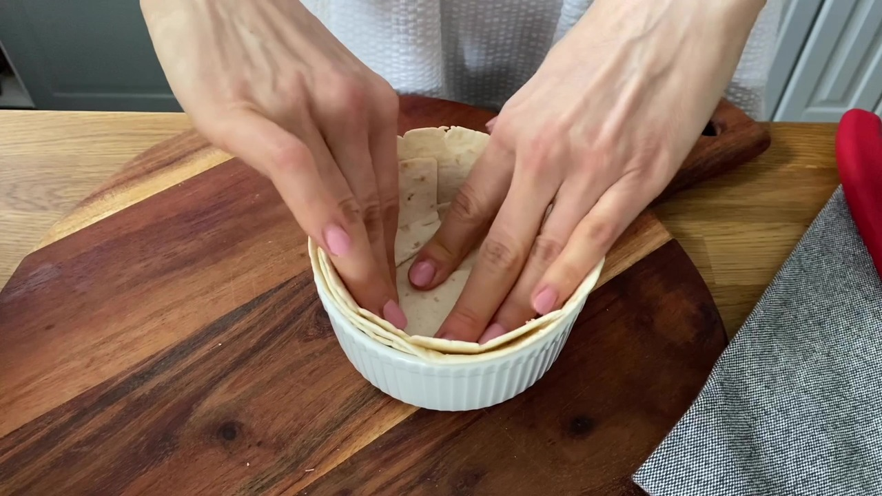 etap 3 układania tortilli w naczyniu