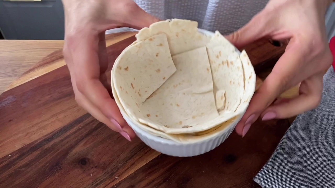 naczynie z ułożona w środku tortilla
