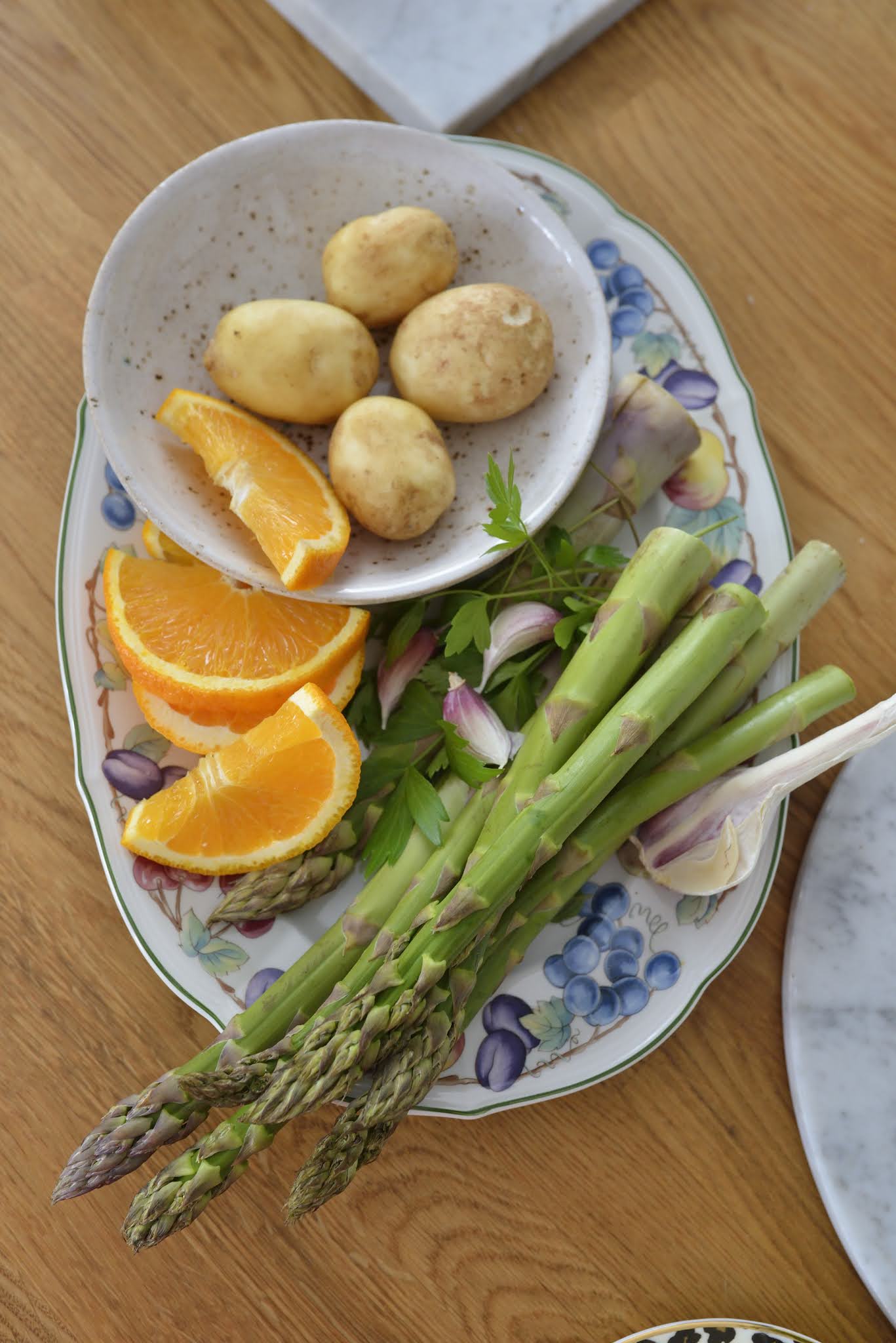 szparagi i ziemniaki na talerzu
