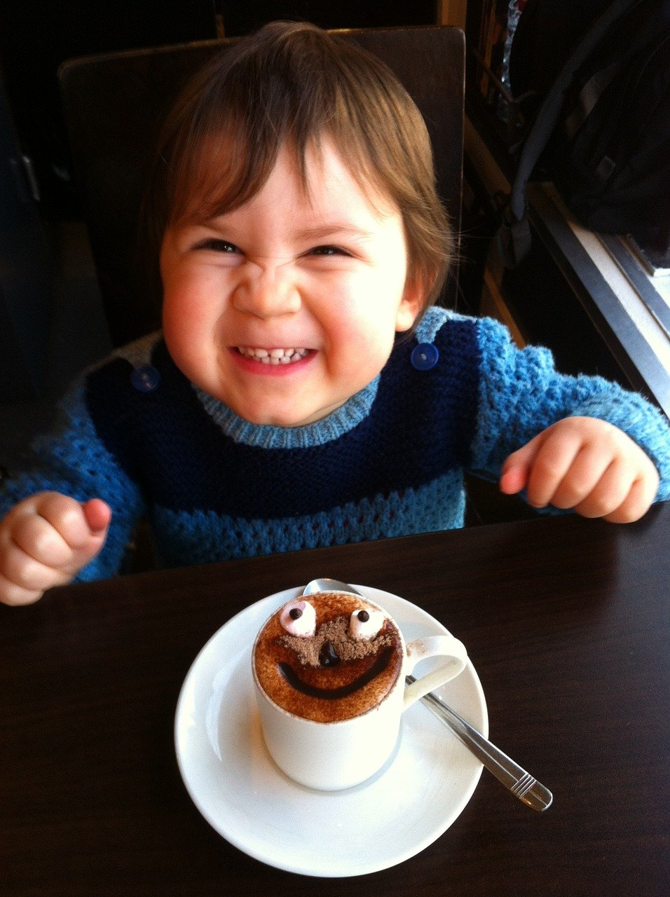 Dziecko z gorącą czekoladą