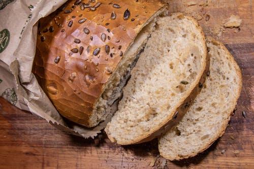 Chleb z wypiekacza czy chleb zrobiony w piekarniku?