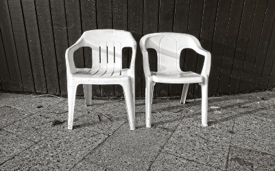 Czym wyczyścić białe krzesła ogrodowe?