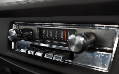 Jak podłączyć zestaw głośnomówiący do radia samochodowego?