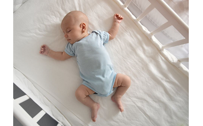 Jaki materac dla niemowlaka wybrać? Jak dobrać dla dziecka? Jakie akcesoria do łóżeczka?