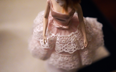 Jak uszyć suknię ślubną dla lalki Barbie?