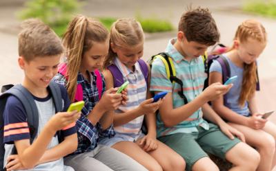 Jaki smartfon dla ucznia? Jak wybrać pierwszy telefon dla dziecka?
