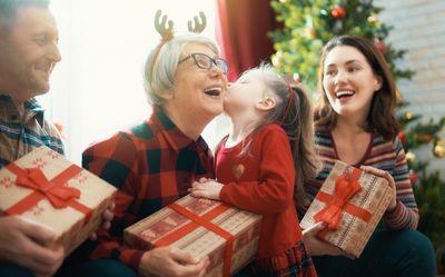 Co kupić babci na święta? 6 pomysłów na prezent świąteczny
