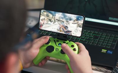 Pad do smartfona – jaki kontroler do gier na telefon wybrać?