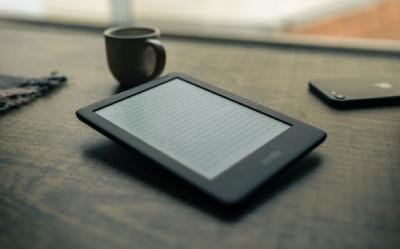 Czytnik ebooków Kindle – jak działa? Dla kogo?